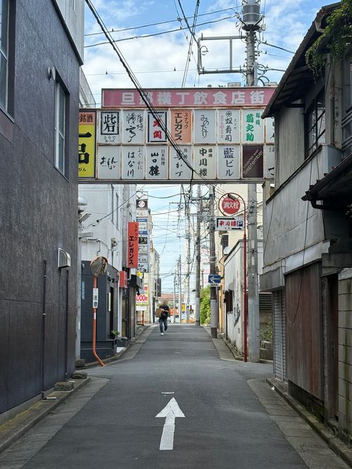 大工町にある「旦那横丁」の看板