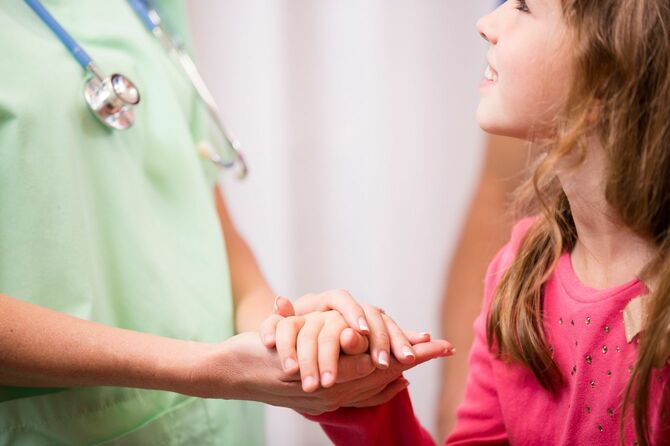 子供の手を握る医療者