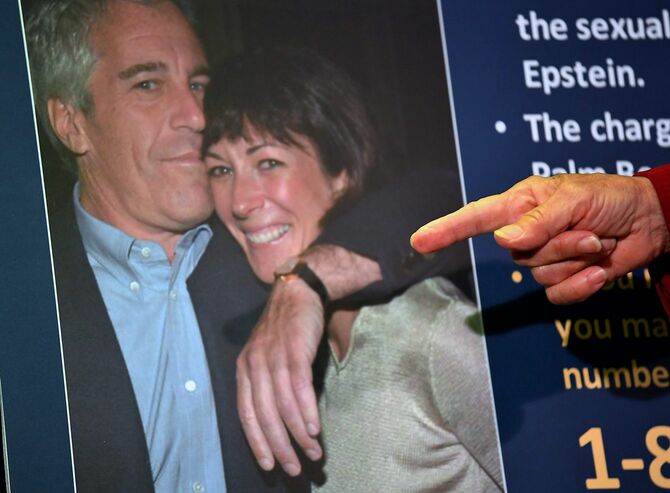 2020年7月2日、米東部ニューヨーク州の連邦検察当局が記者会見で使用した、米富豪ジェフリー・エプスタイン被告（左）と元交際相手ギレーヌ・マクスウェル被告の写真（米ニューヨーク）