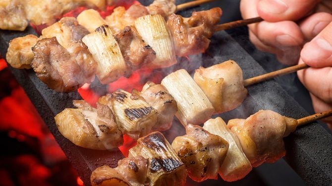 ねぎまを返す店主の手元