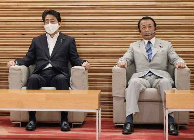 閣議に臨む安倍晋三首相(左)と麻生太郎副総理兼財務相=2020年8月4日、首相官邸