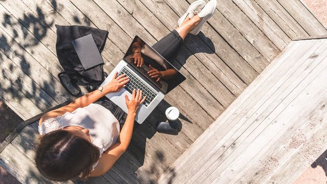 フリーランスの自由な仕事のおかげで、外出先で仕事をする女性