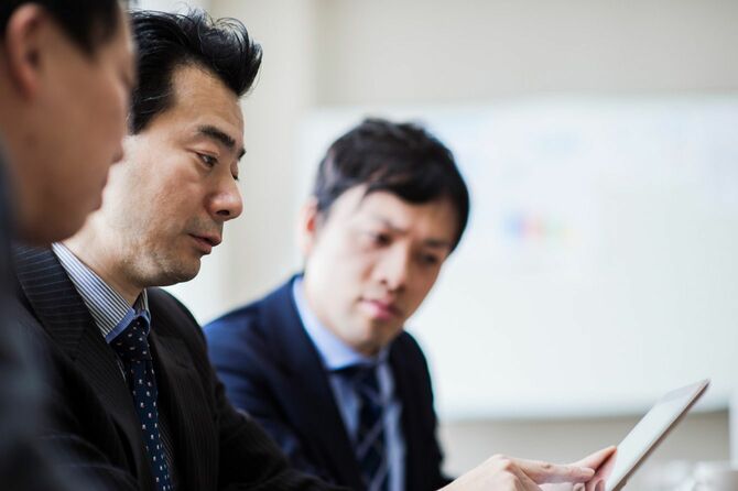 ミーティングで資料を見るビジネスマン