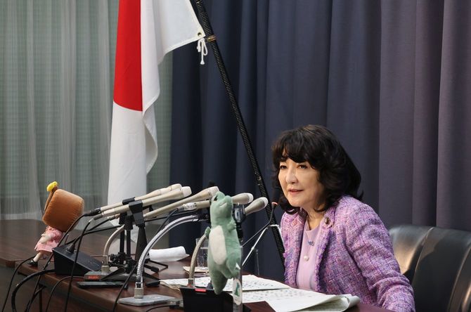 2025年10月22日、記者会見を行う片山さつき財務大臣