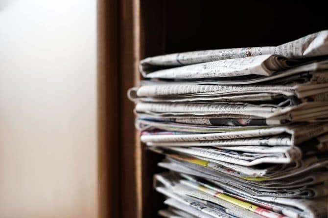 家庭で積み上げられた新聞