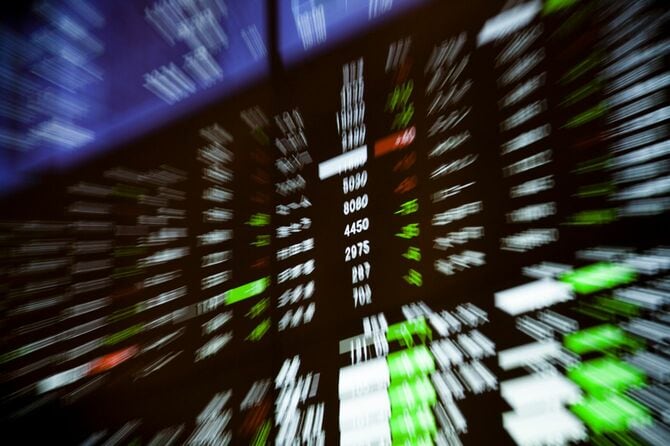 証券取引所の電光掲示板