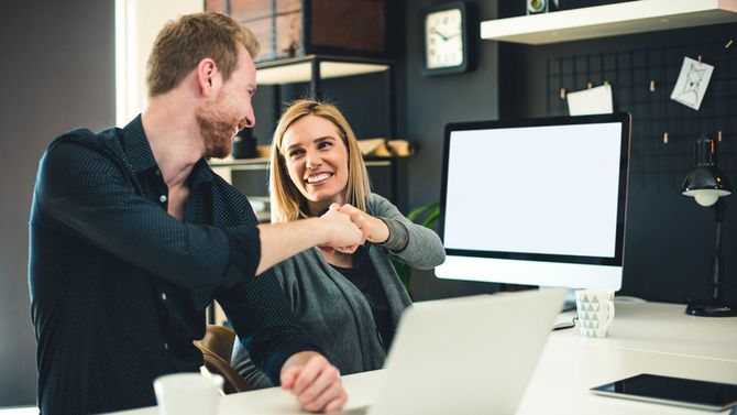 チームが成功を互いにたたえ合う