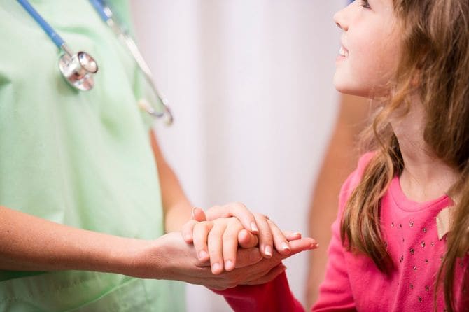 子供の手を握る医療者