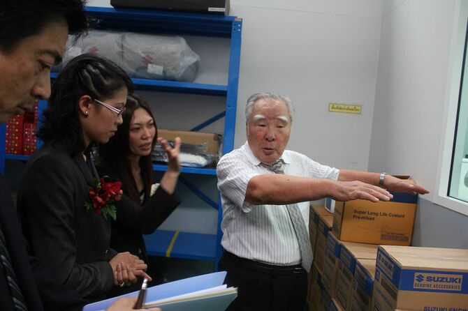 現地社員に直接指導する鈴木修