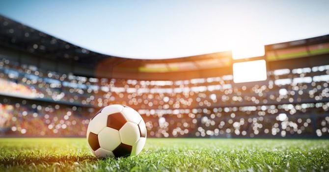 サッカーグラウンドにサッカーボール