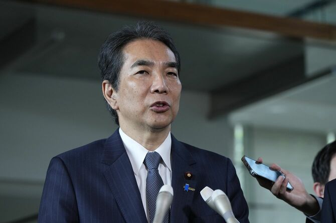 石破首相に辞表を提出後、記者団の取材に応じる江藤農相＝2025年5月21日午前、首相官邸