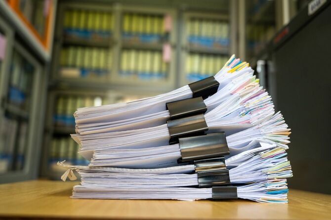 山積みにされた紙の資料