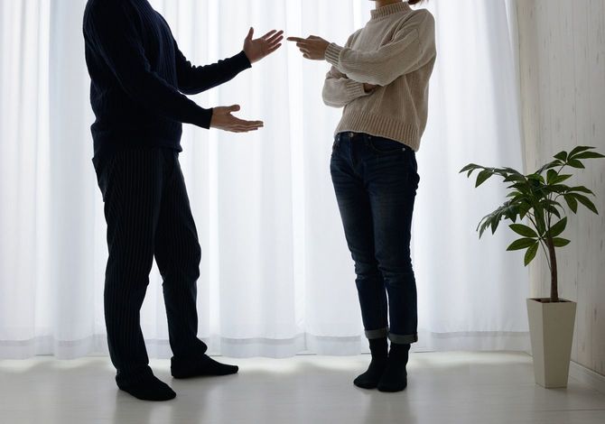 部屋で口論する男女