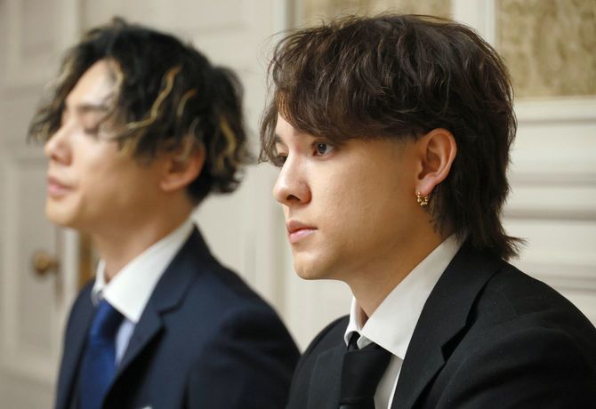 立憲民主党の性被害などに関するヒアリングに臨むジャニーズ事務所元所属タレントのカウアン・オカモトさん（手前）。奥は橋田康さん＝2023年5月16日、国会内