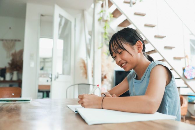 家で勉強をする子供