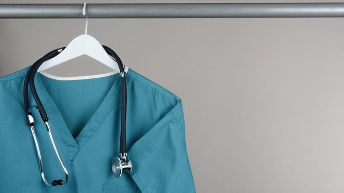 ハンガーにかけられた医療用スクラブ