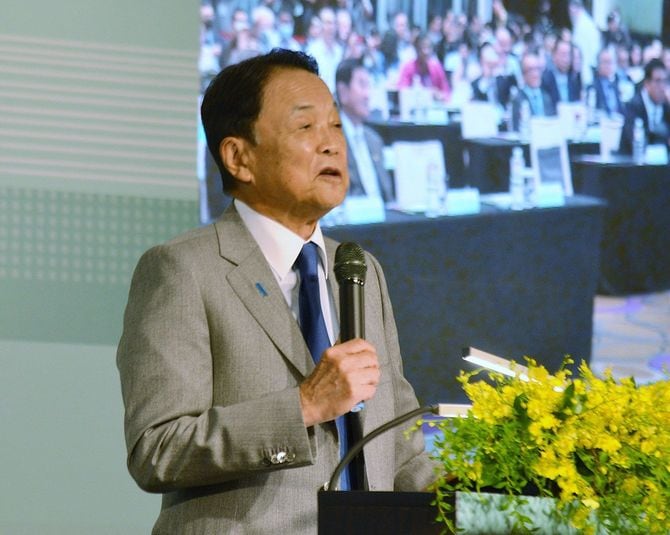 講演する自民党の麻生太郎副総裁