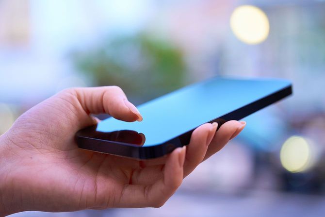 スマホを使用する人の手