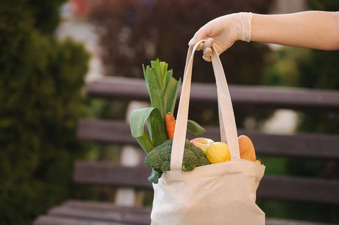 ブロッコリーや人参などが入った買い物袋