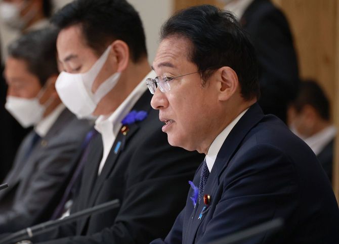 物価・賃金・生活総合対策本部の会合で発言する岸田文雄首相（右）＝2022年7月15日、首相官邸