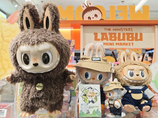 2025年6月20日、中国・重慶のポップマート店に展示されているLABUBU