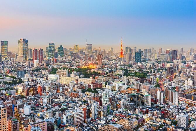 夕暮れの街並みと東京タワー