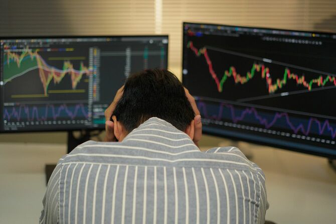 頭を抱えるデイトレーダー