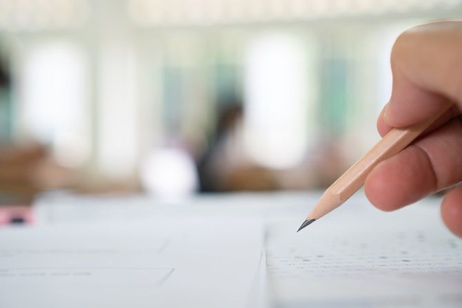 試験を受ける学生の手元