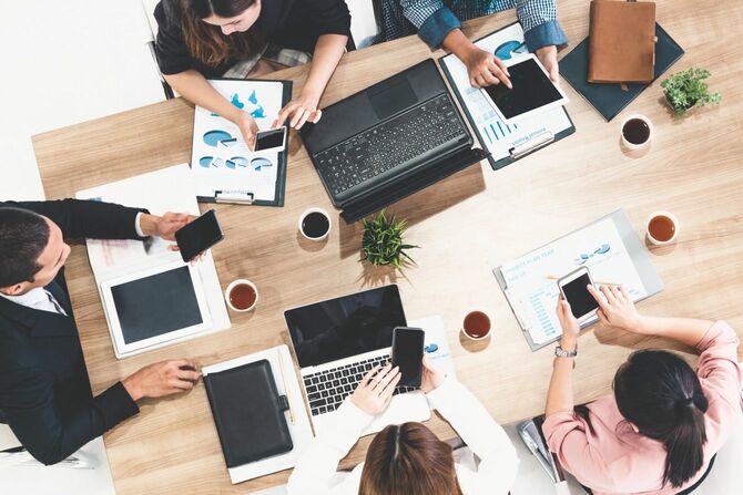 会議するビジネスパーソンたち