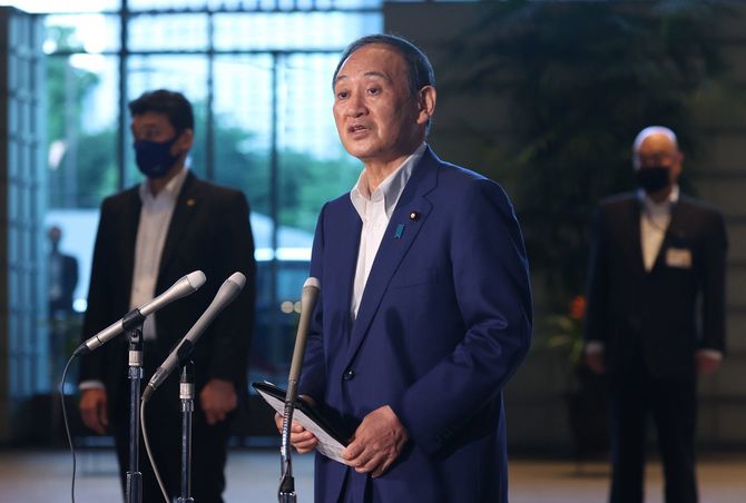 東京都で新型コロナウイルス感染者が2848人と過去最多を更新し、記者団の質問に答える菅義偉首相=2021年7月27日午後、首相官邸