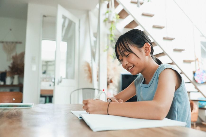 家で勉強をする子供