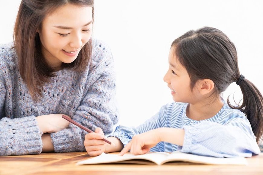 勉強している母娘