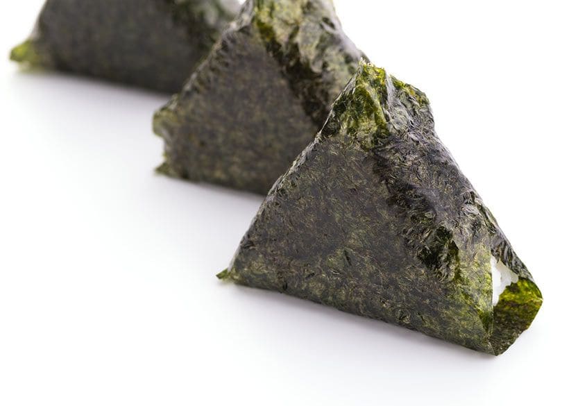 コンビニおにぎりが小さくなっている理由 原価高騰による消費者へのしわ寄せ