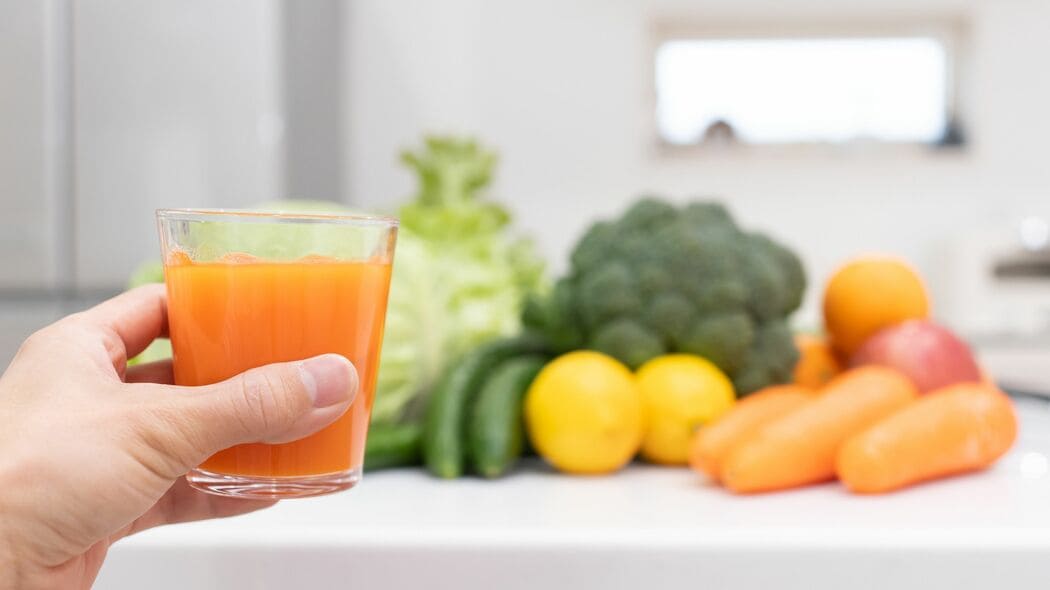 ｢野菜ジュース+一品｣で栄養バランスが激変…管理栄養士｢食が細くなってもヨボヨボ化しない食事メニュー｣ ギリシャの｢死ぬことを忘れた島｣でよく使われる調味料の正体