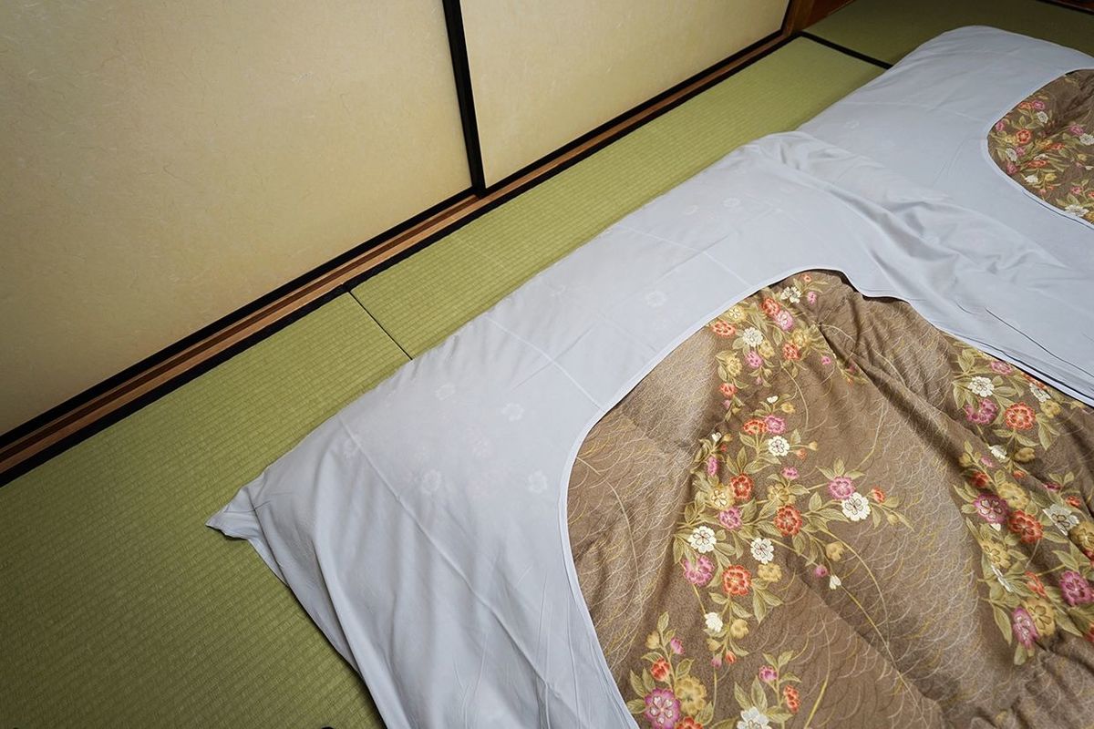 畳の上に敷かれた布団、日本式の寝室
