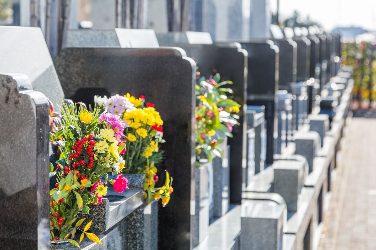 墓地墓石と花