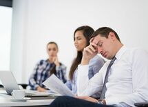 会議中バレずにこっそり寝るテクニック