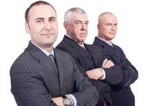 タバコ部屋で副流煙吸って知る"社内情報"