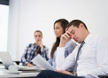 会議中バレずにこっそり寝るテクニック