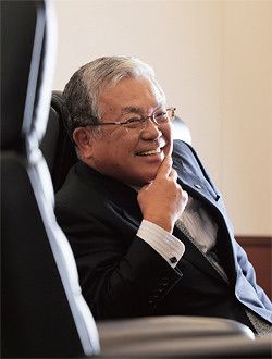 <strong>古賀信行</strong>●こが・のぶゆき<br>1950年、福岡県生まれ。74年、東京大学法学部卒業、野村證券入社。91年総合企画室長、93年人事部長、95年取締役、99年常務、2000年副社長。01年、持ち株会社体制に移行し、野村ホールディングスが発足。03年野村ホールディングス社長兼CEO、野村證券社長。08年より現職。