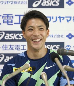 男子100メートル決勝で9秒95の日本新記録をマークして優勝し、笑顔で記者会見する山県亮太（セイコー）＝2021年6月6日、鳥取市のヤマタスポーツパーク陸上競技場［代表撮影］