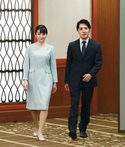 結婚後、記者会見に臨む小室圭さん(右)と眞子さん夫妻=2021年10月26日、東京都千代田区