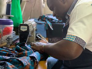 シャツワンピースを作るテーラーのマークさん