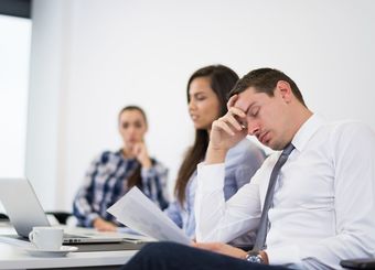 会議中バレずにこっそり寝るテクニック
