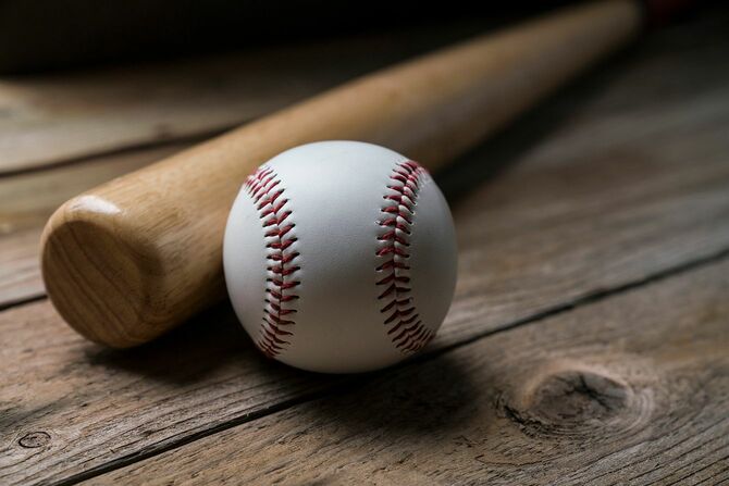 野球、野球のバット、木製のテーブル