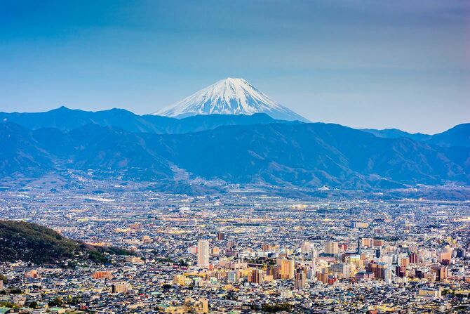 富士山を背景にした甲府の街並み