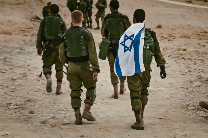 イスラエルの国旗を持って歩くイスラエル軍の兵士数人のバックショット