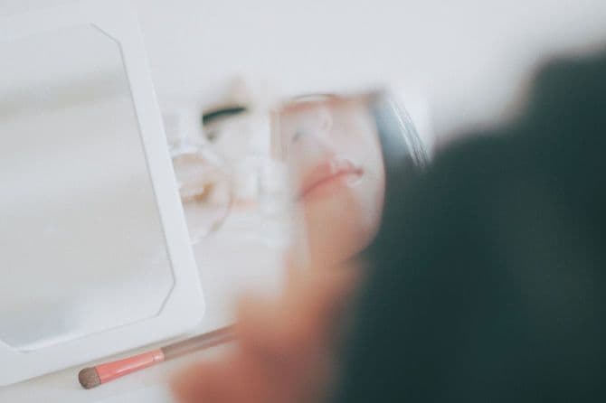 鏡に映った女性の顔