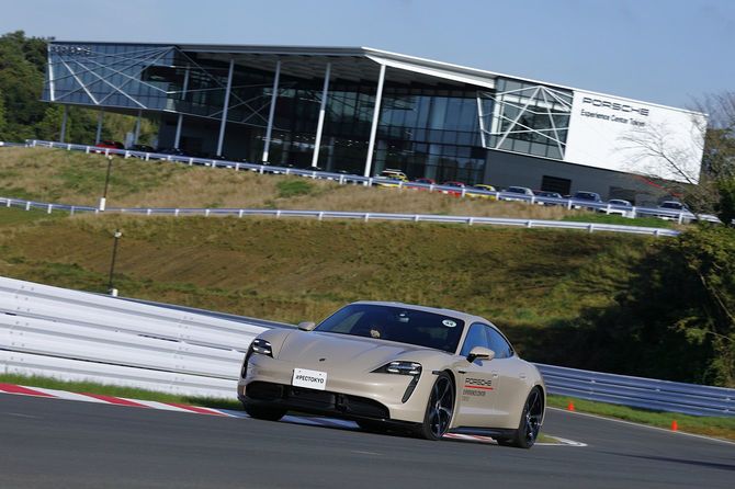 『ポルシェ・エクスペリエンスセンター東京』敷地内