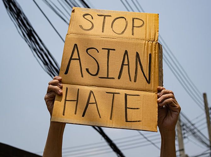 ストップアジアヘイトサインを持つ男